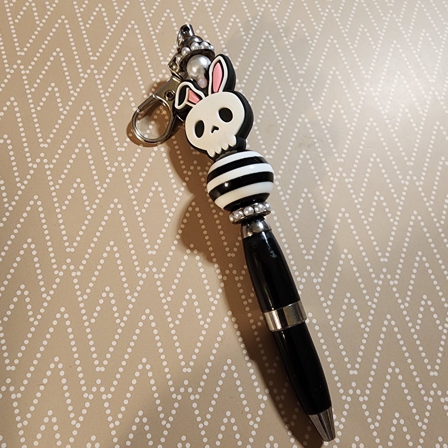 Hand beaded clip-on pen (black)