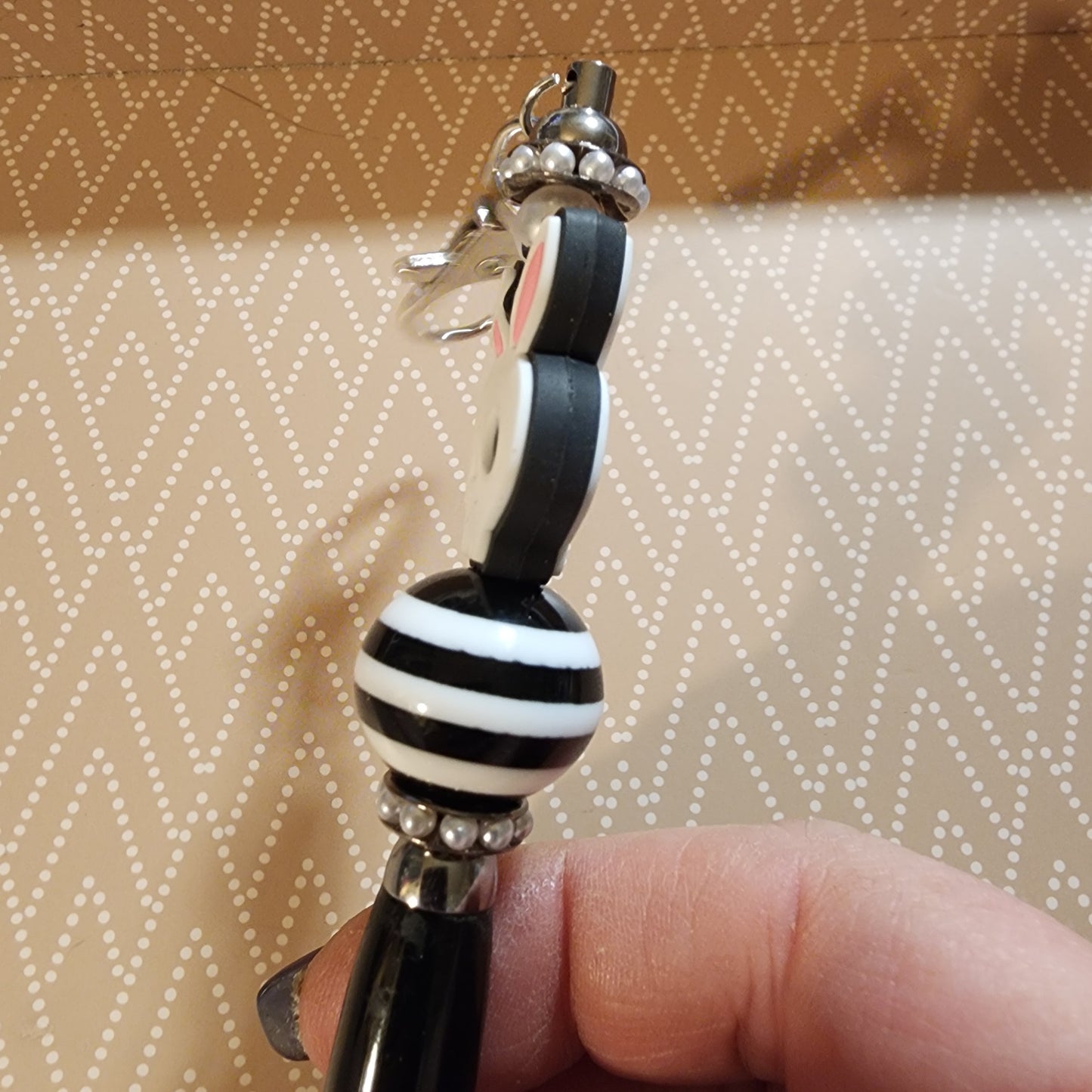 Hand beaded clip-on pen (black)